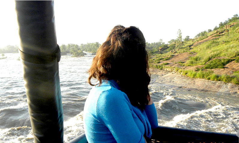 Passenger in a balloon basket above the river near Parys